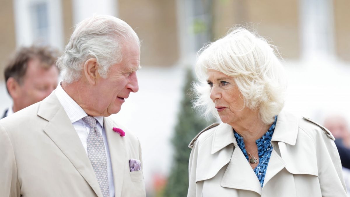 König Charles III. und Königin Camilla besuchten die Modellstadt Queen Mothers Sqare in Poundbury. (Foto)