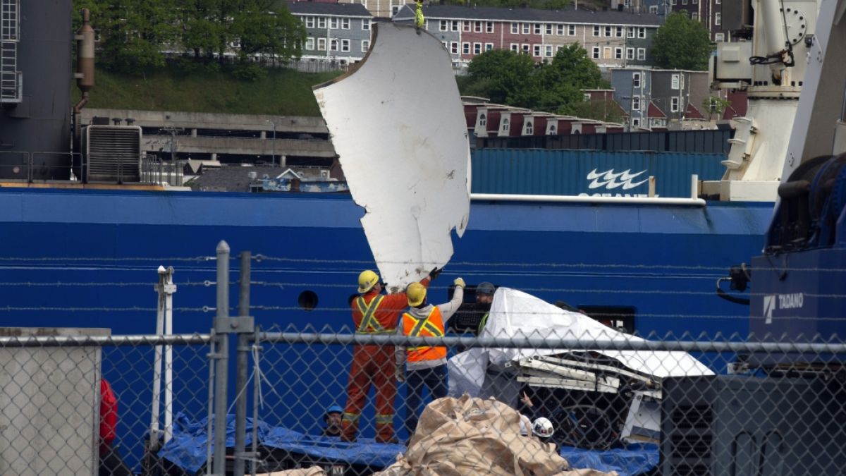 Am Pier der kanadischen Küstenwache werden die Trümmerteile des implodierten "Titan"-Tauchboots verladen. (Foto)