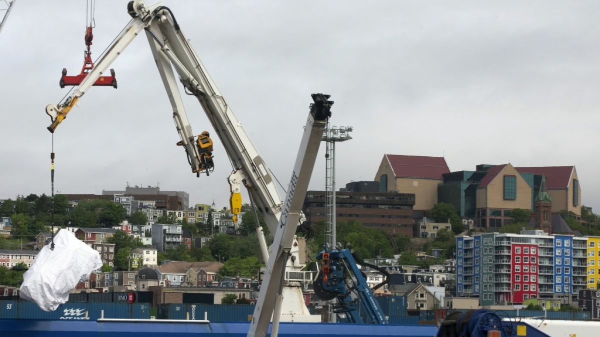 Auch ein Kran kam im Hafen von St. John's zum Einsatz. (Foto)