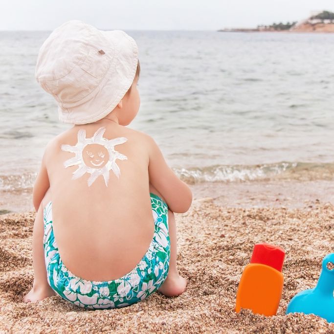 Kein UV-Schutz! Diese Sonnencremes für Kinder schmieren im Test ab