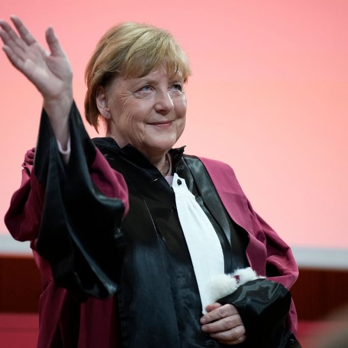 Steuergelder verschwendet! Kanzleramt zahlt noch immer Merkels Visagistin