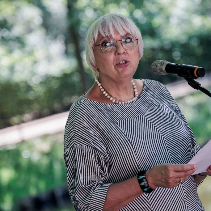 Frau (58) übergießt Grünen-Politikerin mit Flüssigkeit