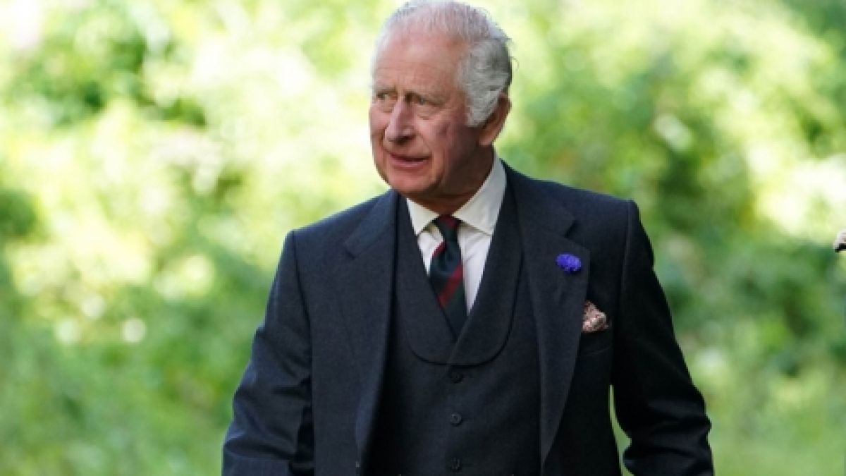 Das Outfit verrät's: König Charles III. weilt derzeit in Schottland und lässt unterdessen seine Residenzen in England im großen Stil entrümpeln. (Foto)