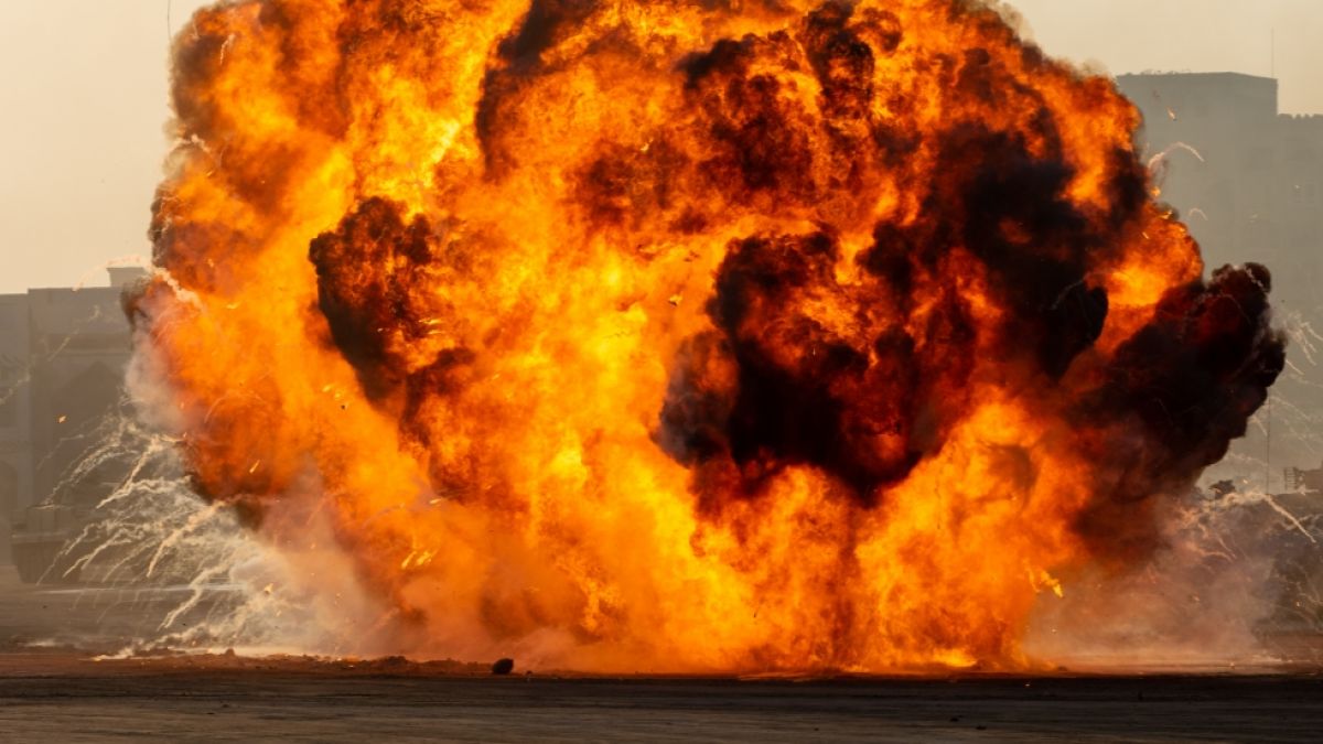 #Wladimir Putin außer sich: Video zeigt Mega-Inferno! Putin-Munitionslager explodiert nachdem Raketen-Scoop