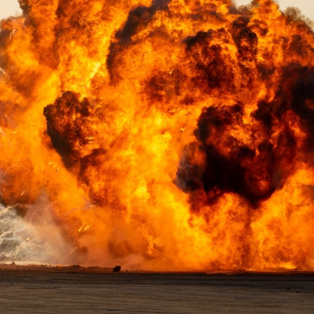 Video zeigt Mega-Inferno! Putin-Munitionslager explodiert nach Raketen-Hammer