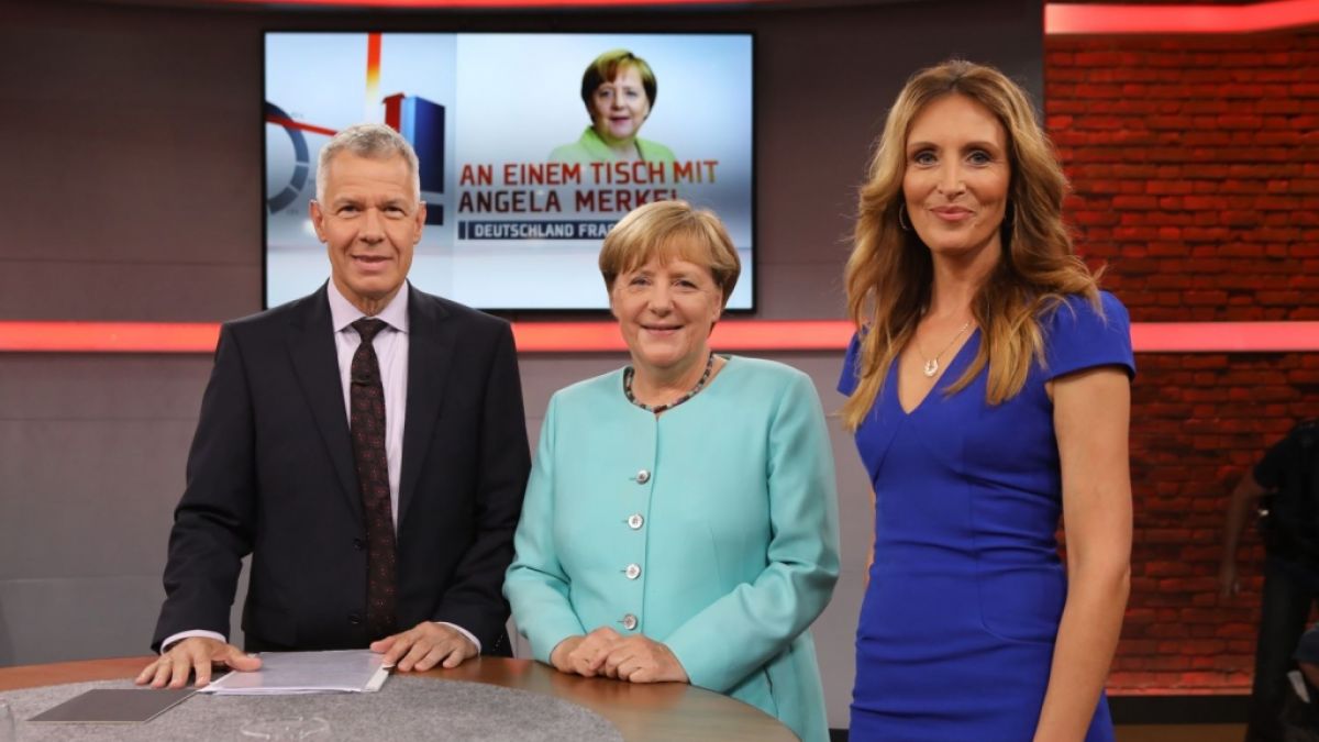 RTL-Moderatorin Roberta Bieling mit Peter Klöppel und Ex-Bundeskanzlerin Angela Merkel. (Foto)