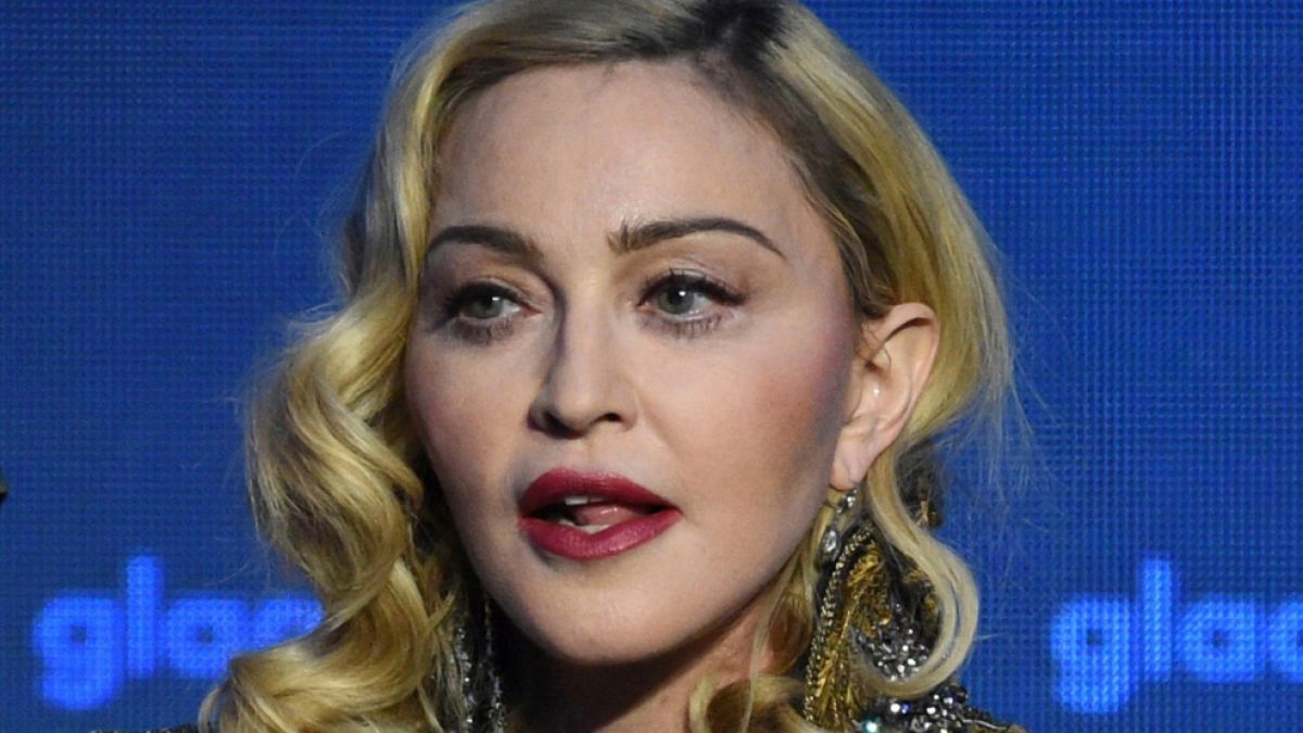 Nach einer schweren Infektion muss Sängerin Madonna notgedrungen eine Pause einlegen - auch ihre geplante Welttournee liegt derzeit auf Eis. (Foto)