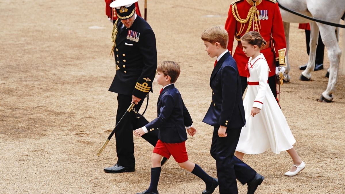 Bei der königlichen Geburtstagsparade "Trooping the Colour" 2023 oblag es Lieutenant Commander Rob Dixon, Prinzessin Kates Kinder Prinz Louis, Prinz George und Prinzessin Charlotte (v.l.n.r.) zu hüten. (Foto)