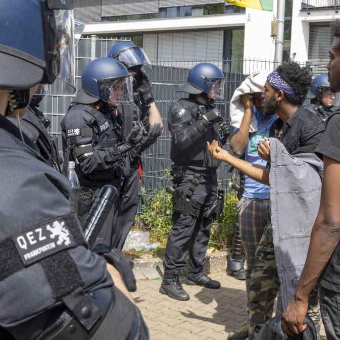 Hunderte Festnahmen! 26 Polizisten verletzt bei schweren Ausschreitungen