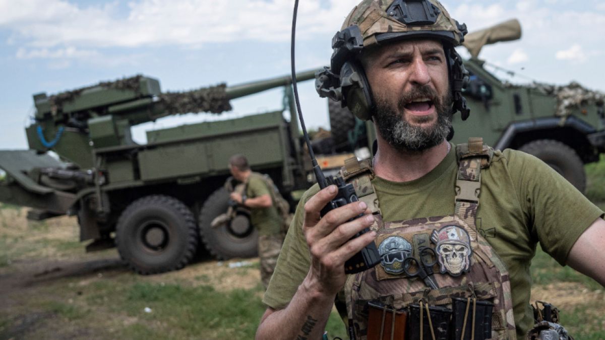 Ein ukrainischer Soldat spricht über Funk mit seinem Team, bevor eine Panzerhaubitze auf russische Stellungen abfeuert. (Foto)