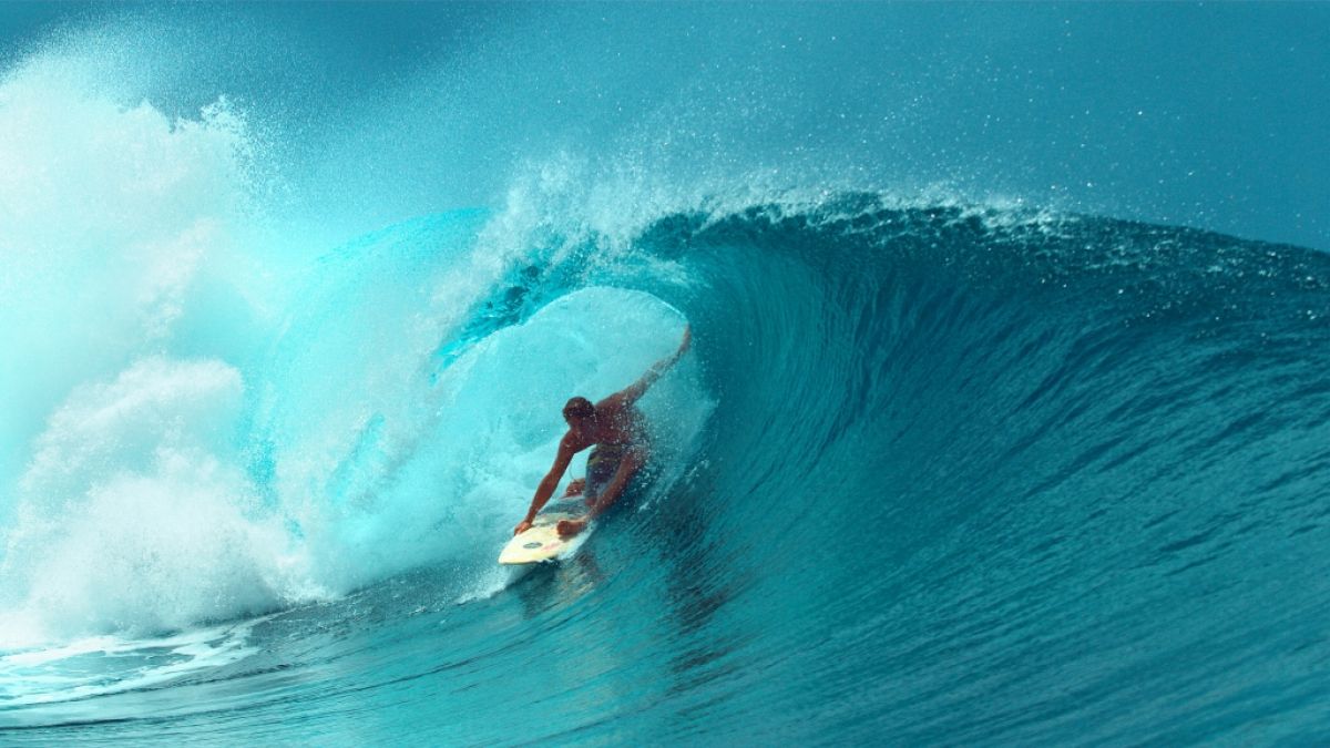 Surf-Star Mikala Jones ist mit nur 44 Jahren beim Wellenreiten verstorben. (Symbolbild) (Foto)
