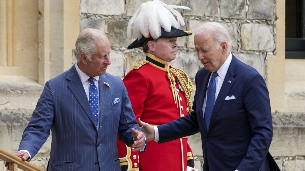 US-Präsident Joe Biden (r.) sorgte bei seinem Besuch von König Charles III. (l.) für reichlich Spott. (Foto)