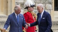 US-Präsident Joe Biden (r.) sorgte bei seinem Besuch von König Charles III. (l.) für reichlich Spott.