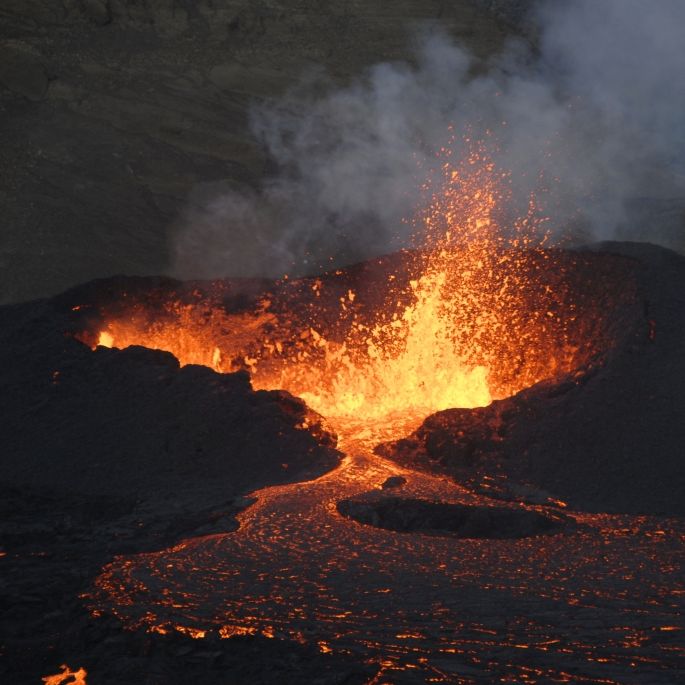 Glühende Lava, Rauchschwaden, gefährliche Gase: Mega-Ausbruch nach Erdbeben