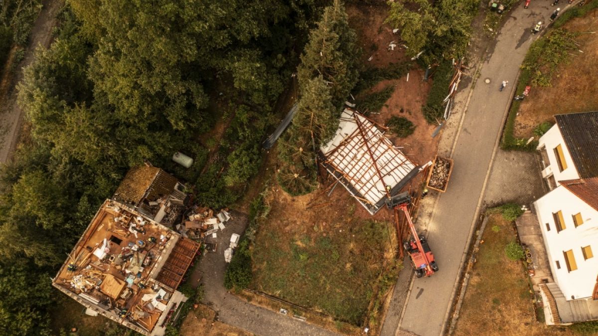 Rettungskräfte arbeiten an einem zerstörten Haus, dessen Dach von einem Sturm abgedeckt wurde. (Foto)