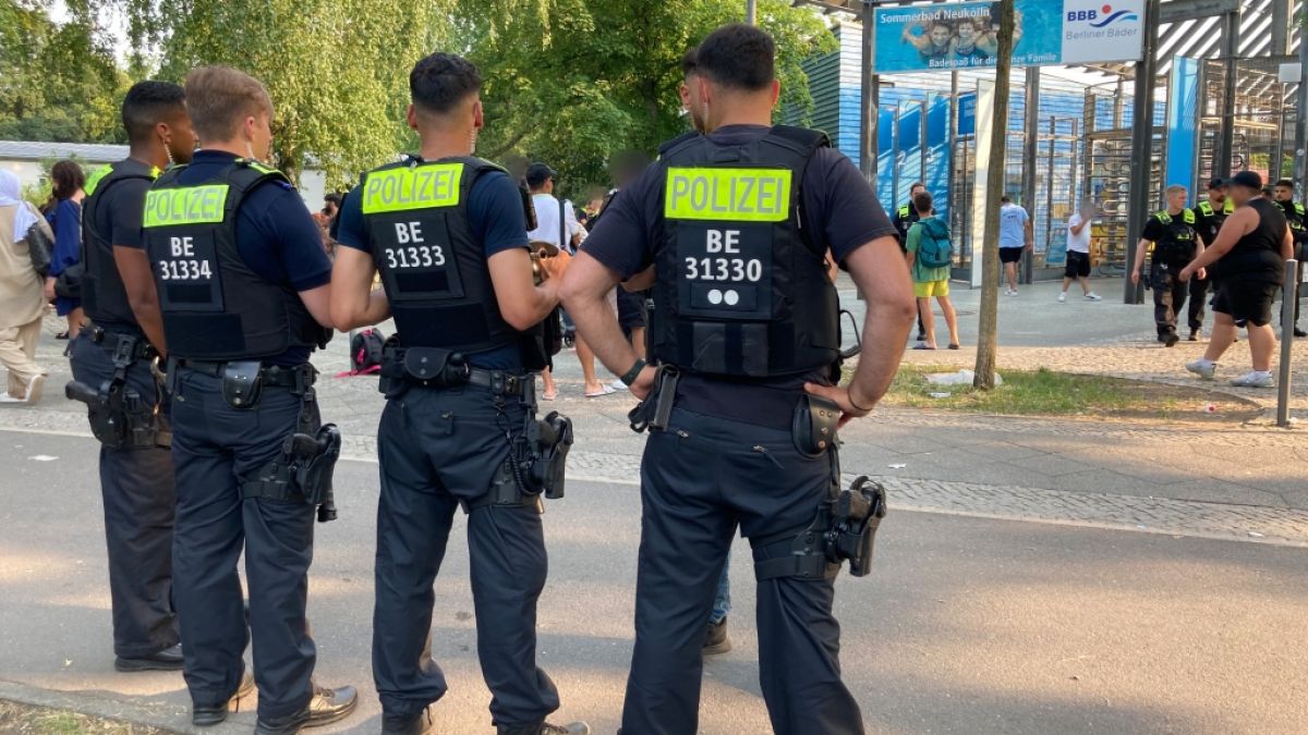 Polizisten stehen vor dem Eingang des Sommerbad in Neukölln. Das Berliner Freibad wird wegen seiner Lage am Columbiadamm auch Columbiabad genannt. (Foto)