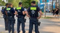 Polizisten stehen vor dem Eingang des Sommerbad in Neukölln. Das Berliner Freibad wird wegen seiner Lage am Columbiadamm auch Columbiabad genannt.