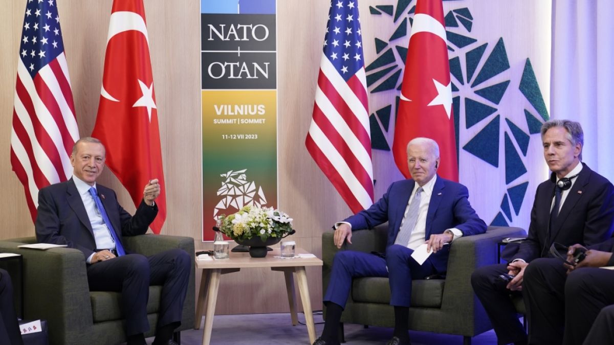 Beim Treffen während des Nato-Gipfels griffen sowohl Biden als auch Erdogan auf Notizzettel zurück. (Foto)