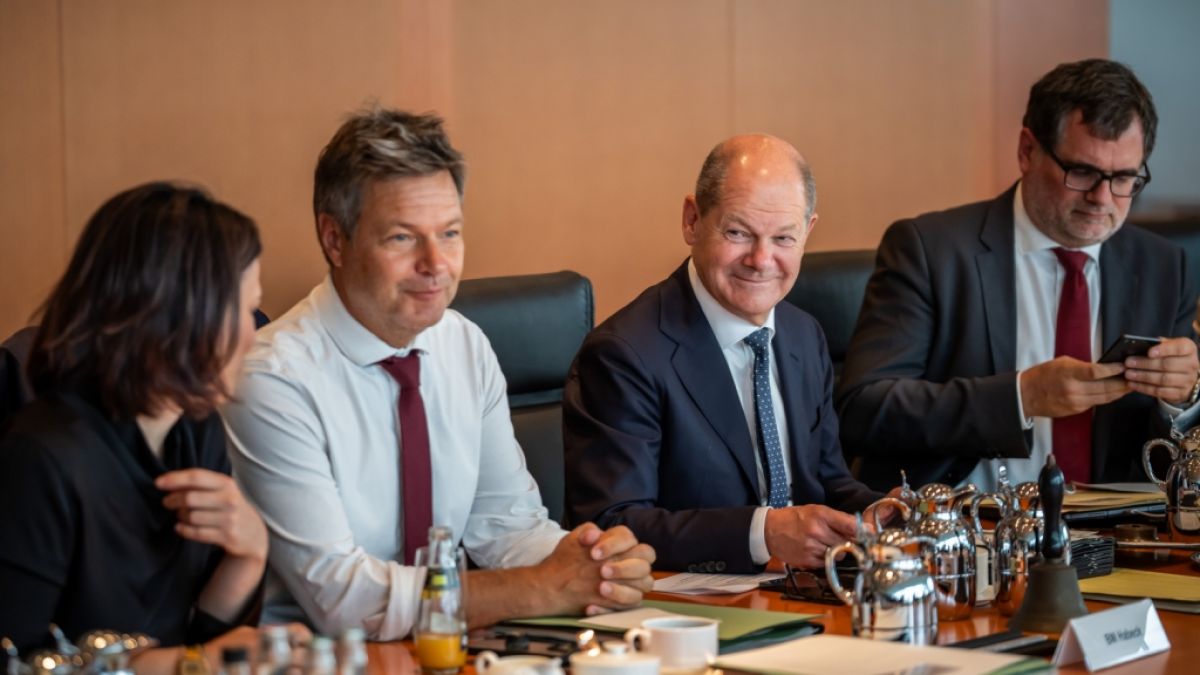 Olaf Scholz und seinen Bundesministern stehen einer Gesetzesänderung zufolge 3.000 Euro Inflationsausgleich zu - doch nicht jedes Kabinettsmitglied kassiert ab. (Foto)