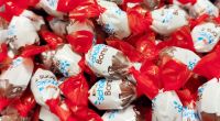 Im Frühjahr 2022 landete Ferrero mit einem Salmonellen-Skandal in den Schlagzeilen - nun wurden in einem Werk des Kinderschokolade-Herstellers erneut krankmachende Keime entdeckt.