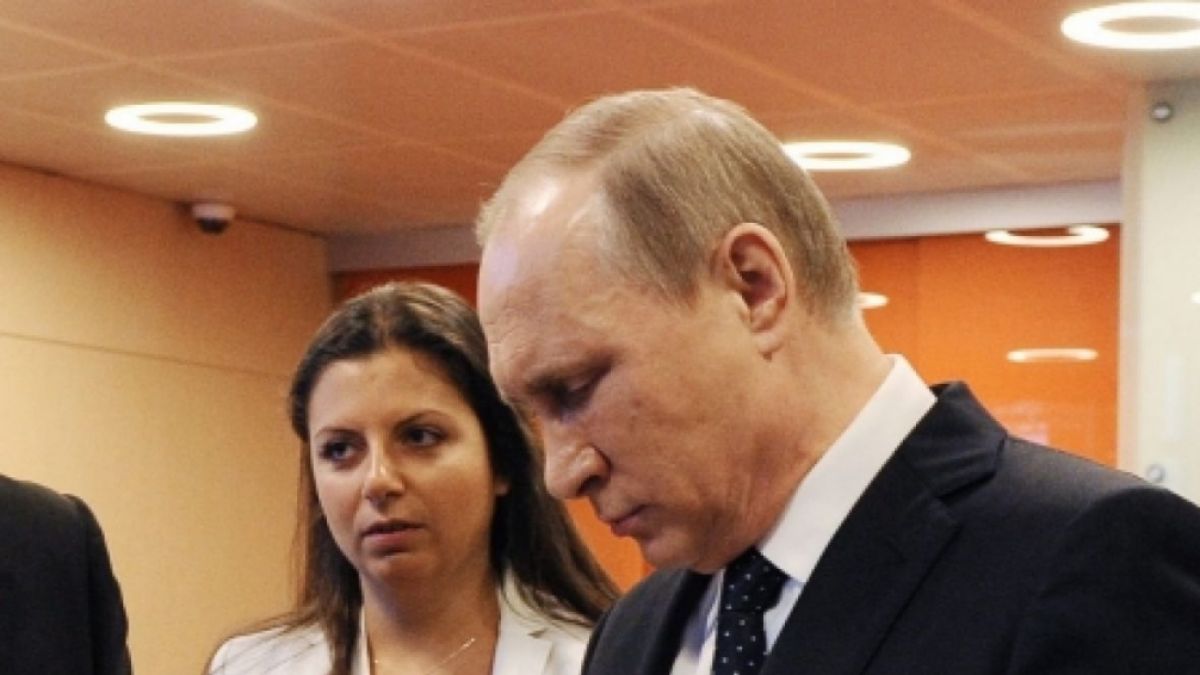 Wladimir Putins TV-Chefin Margarita Simonjan (l.) soll beinahe zum Opfer eines Mordanschlags geworden sein. (Foto)