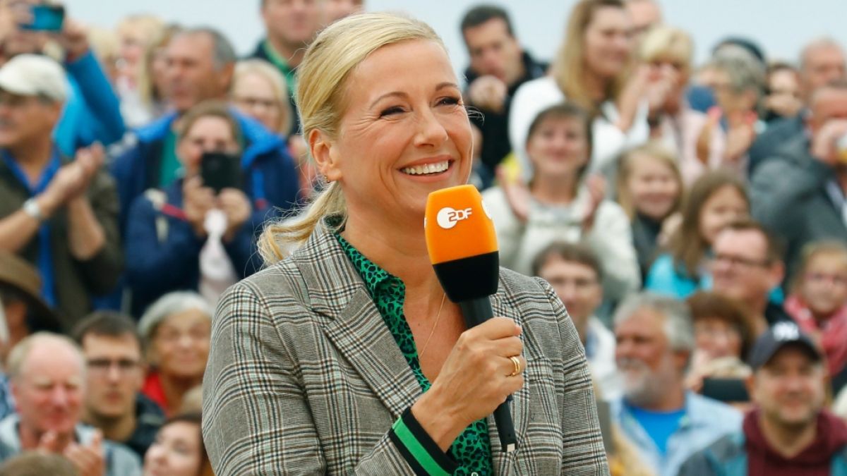 Andrea Kiewel lud im "ZDF Fernsehgarten" am Sonntag (16.07.) zu einer Sommerparty inklusive eines Promi-Koch-Battles ein. (Foto)