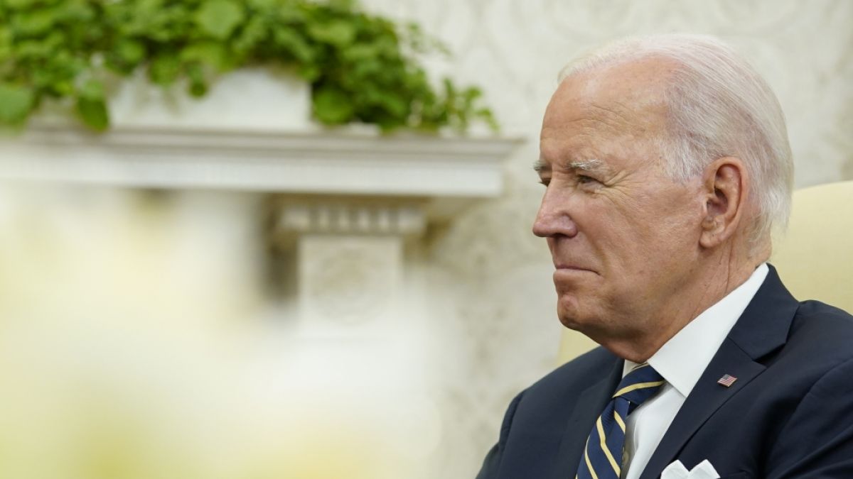 Joe Biden las bei einem Treffen mit Israels Präsident von Karten ab. (Foto)