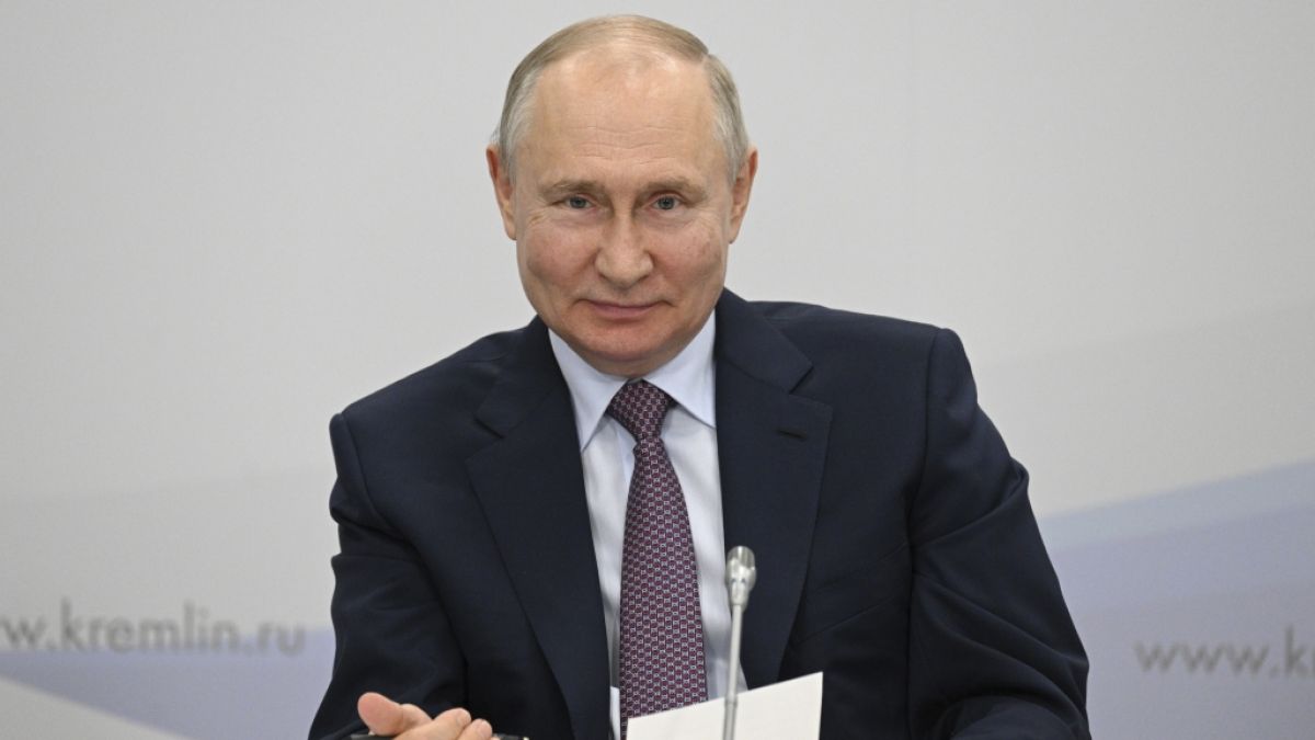 #Wladimir Putin: Kreml-Tyrann kuschelt mit Kindern! Gig heizt Doppelgänger-Gerüchte an