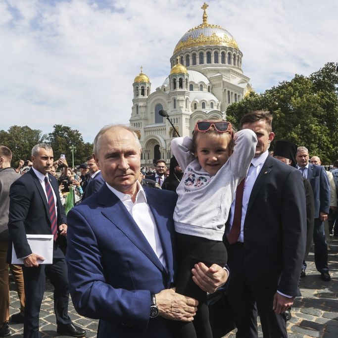 Kreml-Tyrann kuschelt mit Kindern! Auftritt schürt Doppelgänger-Gerüchte