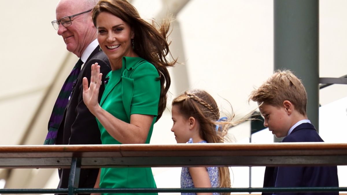 Auf diesen zarten Schultern lasten große Erwartungen: Prinzessin Kate soll mit ihrem Ehemann, Thronfolger Prinz William, den Ruf des britischen Königshauses in Übersee aufpolieren. (Foto)