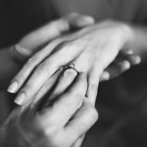 Frau (39) stürzt nach Heiratsantrag in den Tod
