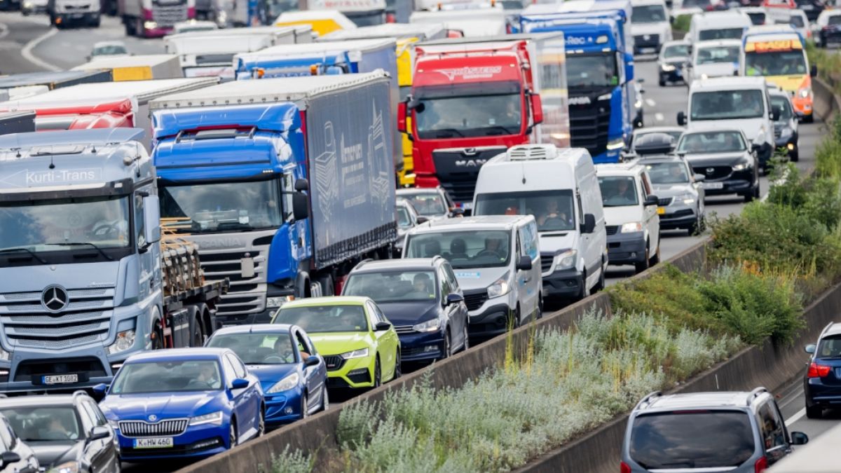 Wer am letzten Juli-Wochenende auf Deutschlands Autobahnen unterwegs ist, braucht Nerven wie Drahtseile: Der ADAC warnt vor einem der heftigsten Stau-Wochenenden der Feriensaison. (Foto)