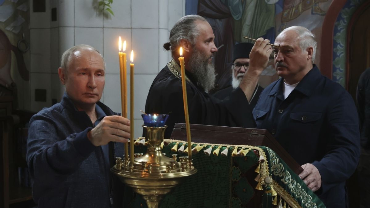 Wladimir Putin und Alexander Lukaschenko ließen sich beim Besuch im orthodoxen Kloster Walaam beim inbrünstigen Gebet ablichten. (Foto)