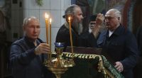 Wladimir Putin und Alexander Lukaschenko ließen sich beim Besuch im orthodoxen Kloster Walaam beim inbrünstigen Gebet ablichten.