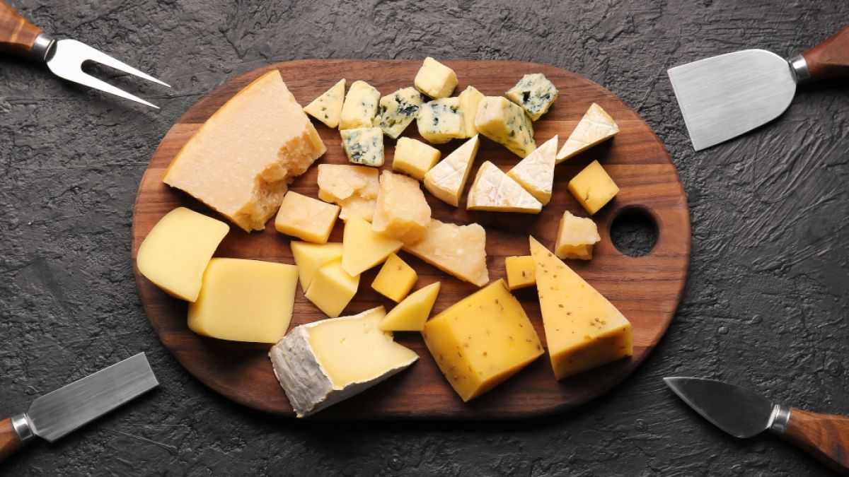 Schlechte Nachrichten für Käse-Liebhaber: Aktuell wird eine beliebte Käse-Spezialität zurückgerufen, nachdem beim französischen Hersteller Ekel-Bakterien nachgewiesen wurden (Symbolfoto). (Foto)