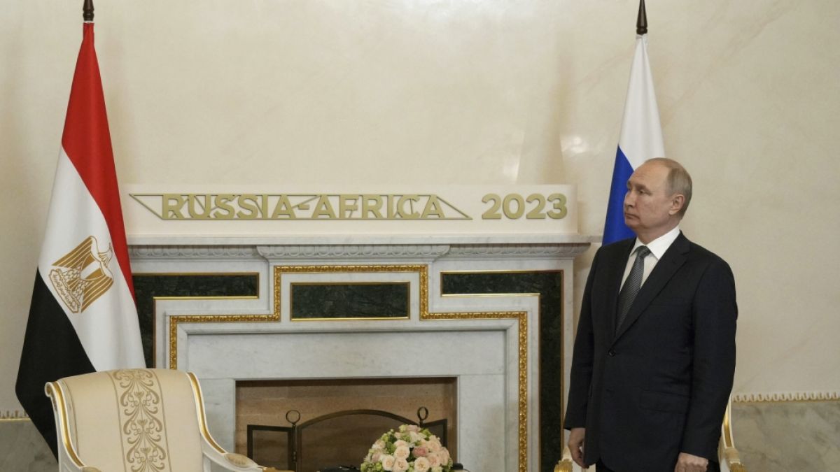 Dieses von der staatlichen russischen Nachrichtenagentur Sputnik via AP veröffentlichte Foto zeigt Wladimir Putin, Präsident von Russland, der auf den ägyptischen Präsidenten al-Sisi im Konstantin-Palast am Rande des Russland-Afrika-Gipfels wartet. (Foto)