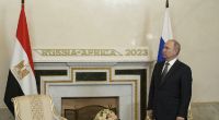Dieses von der staatlichen russischen Nachrichtenagentur Sputnik via AP veröffentlichte Foto zeigt Wladimir Putin, Präsident von Russland, der auf den ägyptischen Präsidenten al-Sisi im Konstantin-Palast am Rande des Russland-Afrika-Gipfels wartet.