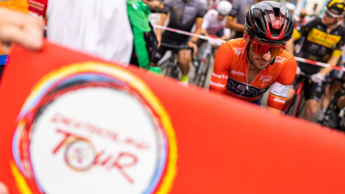 Bei der Deutschland Tour 2022 konnte sich der Brite Adam Yates den Gesamtsieg holen - wer steht bei dem Radrennen im August 2023 auf dem Siegertreppchen? (Foto)