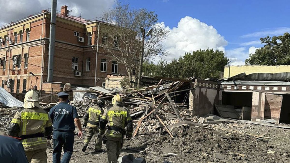Dieses vom Telegram-Kanal des Gouverneurs der Region Rostow am Don, Vasiliy Golubev, veröffentlichte Foto zeigt den Ort einer Explosion. (Foto)