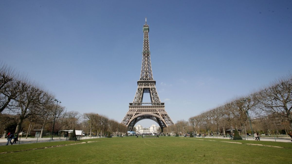 #Gruppenvergewaltigung in Paris: Mitten am Eiffelturm! Touristin (27) von mehreren Männern vergewaltigt