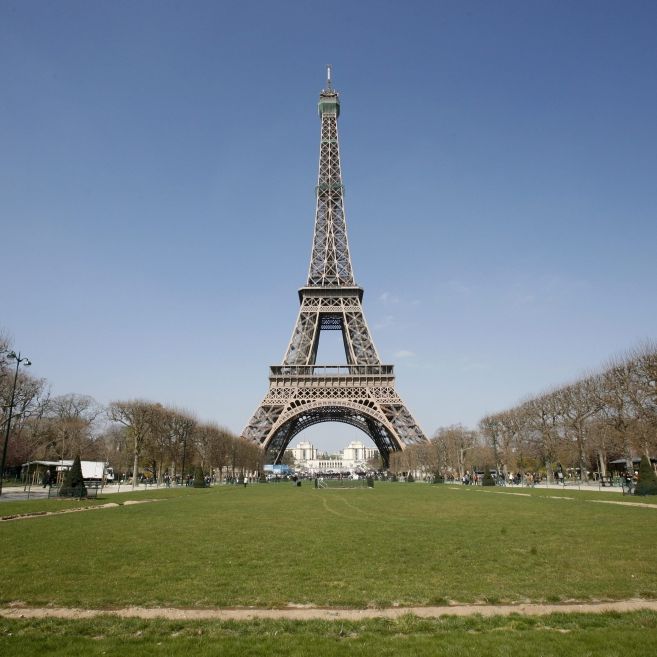 Mitten am Eiffelturm! 27-Jährige von mehreren Männern vergewaltigt