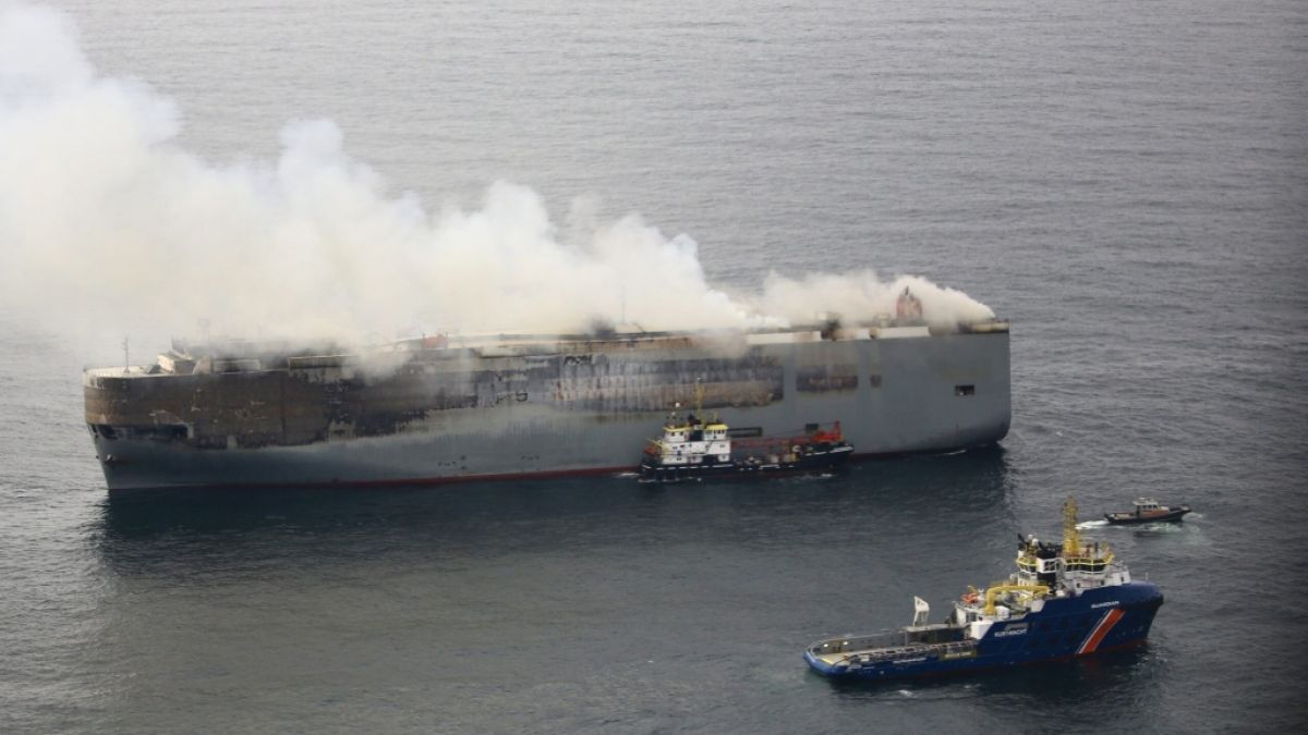 Seit Tagen brennt der Autofrachter "Fremantle Highway" vor der niederländischen Küste. (Foto)