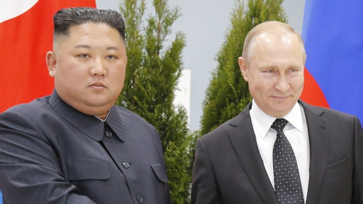 Kim Jong-un (links) soll Raketen an Wladimir Putins Truppen geliefert haben. (Foto)