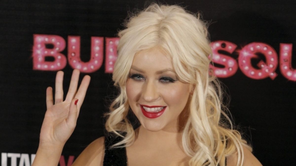 Christina Aguilera zieht mit einem gewagten Outfit jetzt alle Blicke auf sich. (Foto)