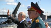 Wladimir Putin und Sergej Schoigu besichtigen Kriegsschiffe vor der großen Marineparade zum Tag der Marine in Russland.