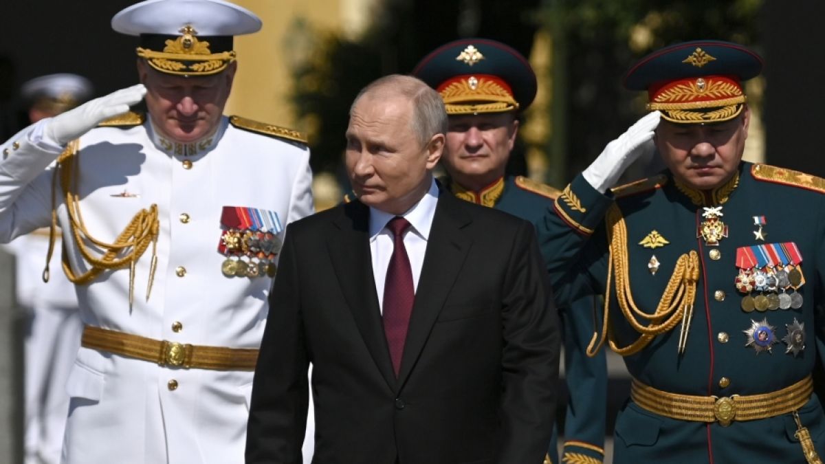 Wladimir Putin hat erneut einen skurrilen Auftritt hingelegt. (Foto)