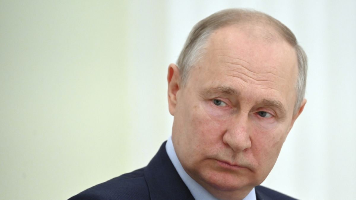 Wladimir Putin heizt mit einem bizarren Zitter-Auftritt die Spekulationen um seinen Gesundheitszustand an. (Foto)