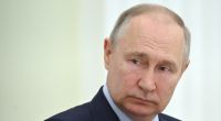 Wladimir Putin heizt mit einem bizarren Zitter-Auftritt die Spekulationen um seinen Gesundheitszustand an.