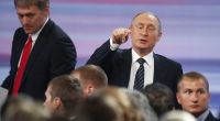 Kreml-Sprecher Dmitri Peskow (li.) zeigt sich davon überzeugt, dass Wladimir Putin auch die Präsidentschaftswahlen 2024 haushoch gewinnen wird.