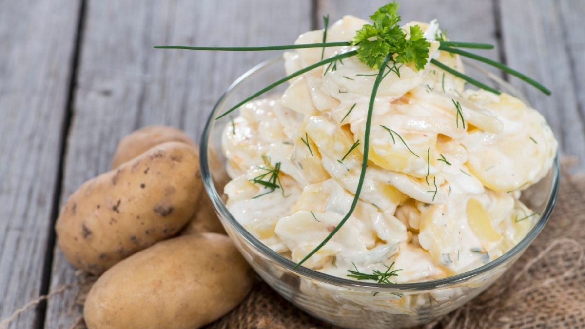 Ein Fertig-Kartoffelsalat aus dem Supermarkt wird jetzt zurückgerufen. (Foto)